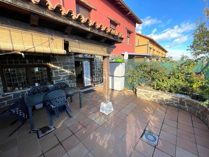 Foto ed509664-dcdb-4b74-b6c7-0bfad98d158e. Casa adossada a calle barrio a Sariegos