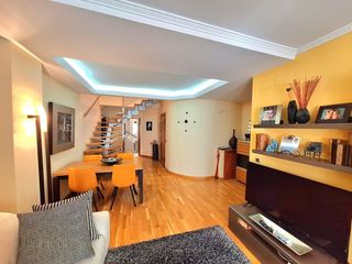 Duplex in Centro Ciudad. Piso en calle repub argentin