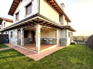 Casa bifamiliare in Calle lago-sm 30. Chalet pareado en campo de golf de valverde de la virgen leon