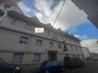 Edificio in Boñar. Edificio en calle herminio rguez