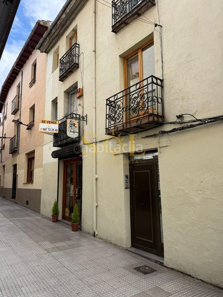 Foto cfe36665-7043-4199-bb80-1af438352390. Edificio en calle de azabachería 3 se vende edificio centrico en León