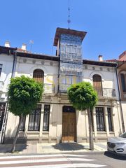 Casa a Calle via de la plata 18. Casa contemporánea única con dos viviendas independientes y pati