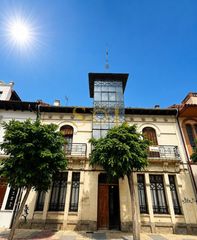 Casa a Calle via de la plata 18. Casa contemporánea única con dos viviendas independientes y pati