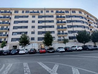Aparcament cotxe a La Lastra. Garaje en calle del parque