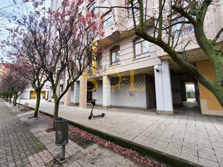 Locale commerciale in Calle Moises Leon 47