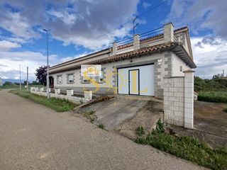 Casa a Calle bañeza. Oportunidad! amplia vivienda en quintana del marco, león