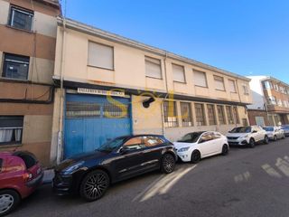 Bâtiment à usage industriel à Calle de san roque 9. Local y piso en calle san roque zona de michaisa leon