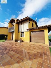 Casa in Calle de las paradinas 9. Exclusivo chalet independiente con jardín en las paradinas león