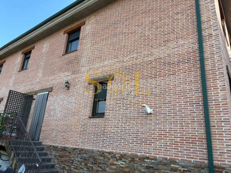 Foto f4f89f3c-06cd-487d-a68f-4e3452ca3b49. Casa amb calefacció aparcament a Villaturiel