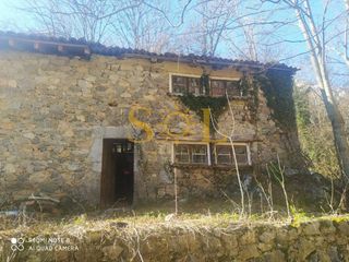 Mas  Travesia del cares. Cabaña  refugio de piedra  en caín de valdeón león