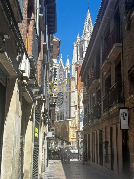Foto ccafd363-bda3-4f5a-b2de-c0599a593e95. Pis amb calefacció aparcament a Casco Antiguo León