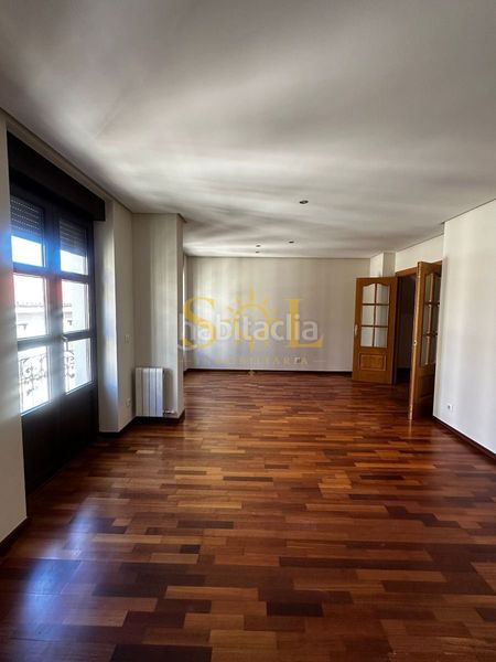 Foto e82bdd78-195a-47f6-b907-959f0c3d34f8. Dúplex amb calefacció aparcament a Casco Antiguo León