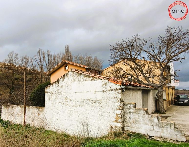 Foto 227ee7fa-ca7f-428b-a442-64a9d0704986. Edificio en Pueyo / Puiu