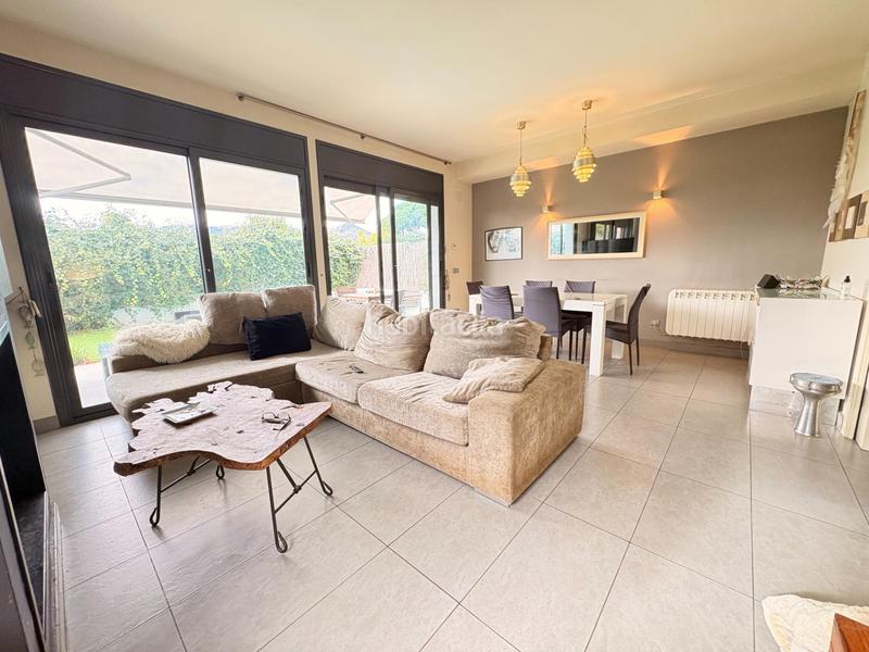 Foto 9da7c49b-7c8a-4202-a49c-af6d77970386. Xalet amb calefacció aparcament piscina a Pinemar Pineda de Mar