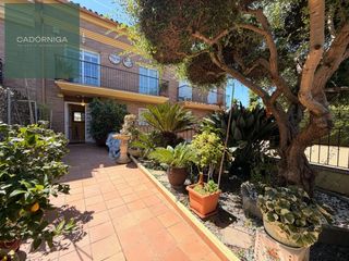 Casa adossada a Sant Vicenç Platja. Elegante vivienda con jardín y espacios para disfrutar
