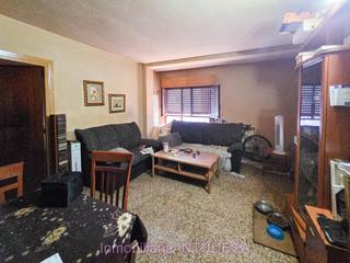 Piso  Del barrio. Se vende piso de tres dormitorios y un bao en tudela
