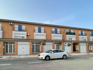 Maison  Del pago. En venta casa adosada de tres dormitorios y dos baños en murchan