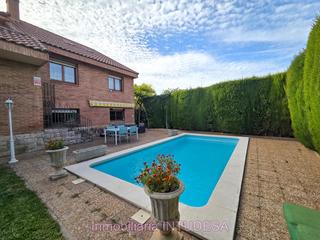 Maison  San isidro labrador. Chalet independiente con jardín, piscina y amplio garaje en font