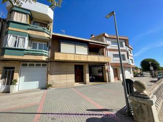 Casa  Miguel escudero arvalo. Casa independiente con jardn, piscina y frontn privado en el c