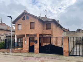 Casa  Virgen del puy b. En venta estupenda casa adosada de cuatro dormitorios, baño y as