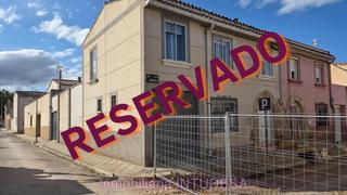 Haus  Moncayo. En venta casa de tres dormitorios y dos baños en el barrio de lo