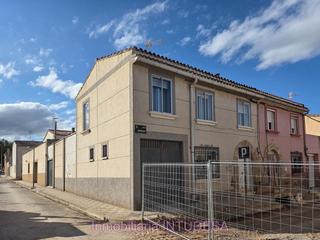 Casa  Moncayo. En venta casa de tres dormitorios y dos baos en el barrio de lo