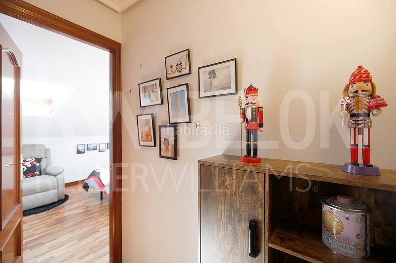Foto d830acf7-6ca2-4f68-a770-34298afe0c28. Dúplex ático dúplex con encanto, luz natural y balcón en Irun