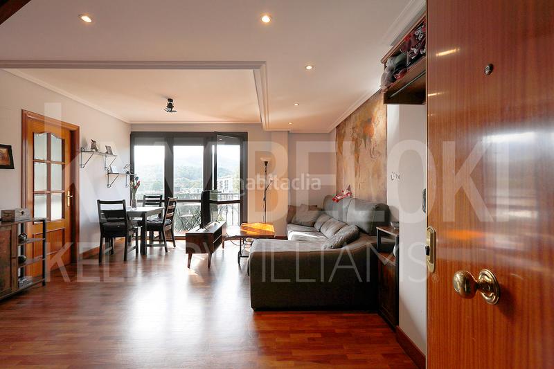 Foto f738efcf-94e8-45bf-aa29-477d73351c5d. Dúplex ático dúplex con encanto, luz natural y balcón en Irun