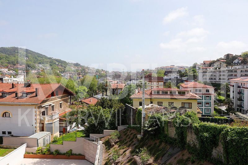 Foto b8f90f0e-7d5f-4914-b702-941a23f5bb90. Casa villa independiente en san sebastián, junto a gros, con gran potencial de reforma y parcela propia en Donostia - San Sebastián