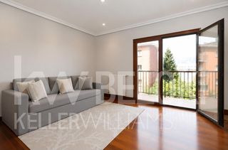 Pis  Aizkorri kalea. Terraza, vistas despejadas y el privilegio de vivir en el antigu