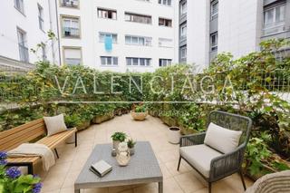 Pis  Etxaide kalea. Vivienda de construcción moderna con terraza junto a la avenida