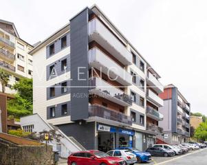 Pis  Erregezaintza kalea. Vivienda exterior reformada de esquina con balcón en zona llana