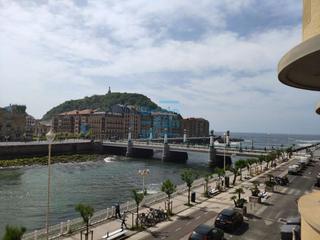 Location Appartement à Gros. Exclusiva vivienda en ramón maria lilí con vistas al río y garaj