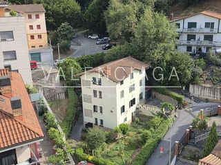 Appartement à Beasain. Vivienda exterior con terreno, garaje y local almacén