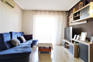 Flat  Carrer poeta gerardo diego. A la venta piso de 3 dormitorios antes 4 y 2 baños en   lo moran