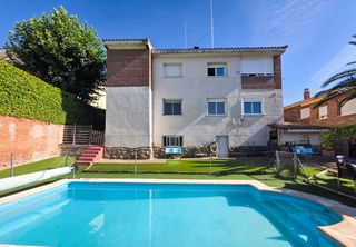 Chalet  Rio alberche. Chalet independiente con dos viviendas, piscina y placas solares