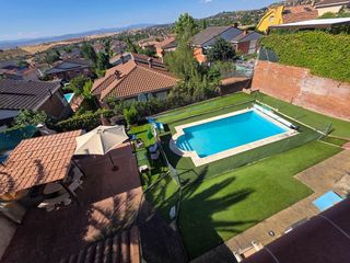 Chalet  Rio alberche. Chalet independiente con dos viviendas, piscina y placas solares