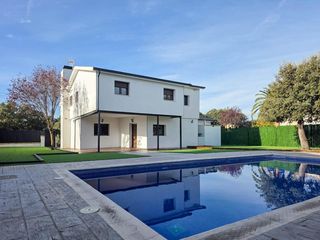 Rent Chalet in Casar (El). Chalet moderno y luminoso con 5 dormitorios y piscina en monteca