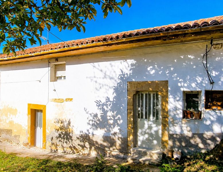 Foto 889b0f50-27c3-4478-9938-64d0e35f41b1. Casa amb aparcament a Salas