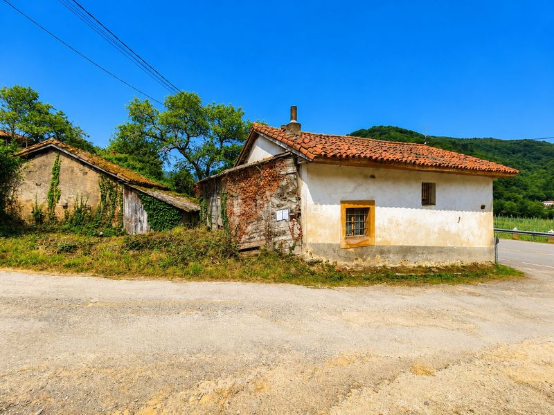 Foto d86cc0a7-35fe-49be-9f35-647386c6f00d. Casa amb aparcament a Salas