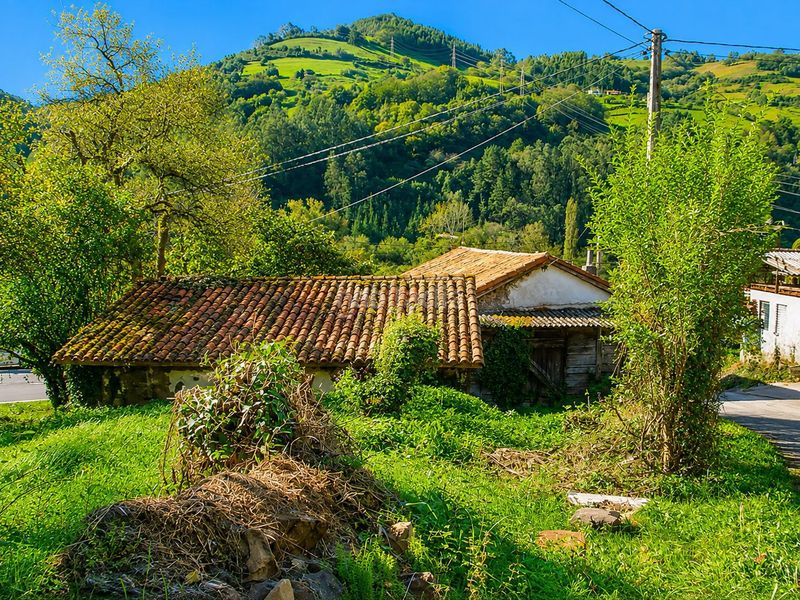 Foto f2931208-3f35-4fd2-a88c-e38d746cd95c. Casa amb aparcament a Salas