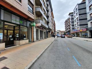 Local commercial à La Villa - Bazuelo. Local com. en venta en centro.