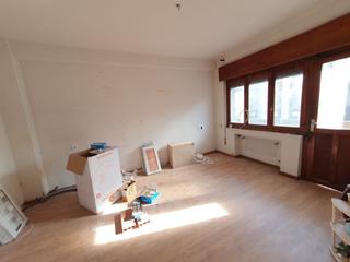 Etagenwohnung in Salas. Piso en venta en cornellana, 4 dormitorios.