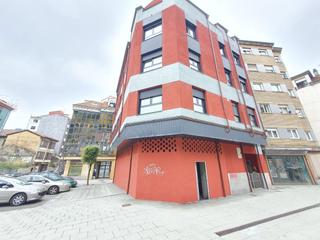 Local commercial à Sama. Local com. en venta en sama.