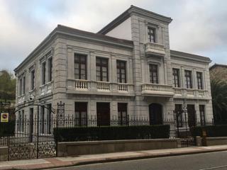 Maison à Grado. Palacete en venta en centro, 12 dormitorios.