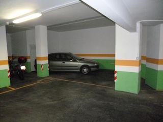 Aparcament cotxe a Kalero-Basozelai. Parcela de garaje abierta  para dos coches , uno grande y otro p