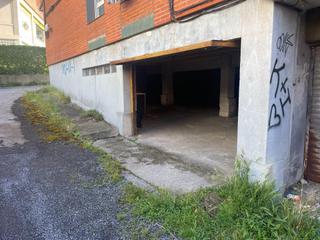 Aparcament cotxe a Sopelana. Parcela de garaje con trastero en la parte trasera cerrado.