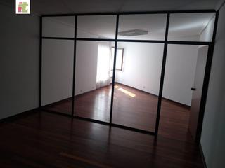 Oficina a Centro-Puerto Viejo. Oficina en edifcio de oficinas, de 36 m2 separada en dos estanci