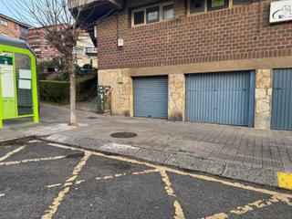 Local Comercial  Calle sabino arana. Lonja cerrada para almacen o coche muy estrecho