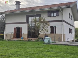 Maison jumele en Urduliz. Precioso bifamiliar en urduliz, a 5 minutos andando de todos los
